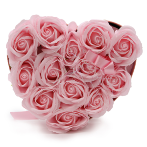 Bukiet prezentowy z mydlanymi kwiatami - 13 różowych róż - serce